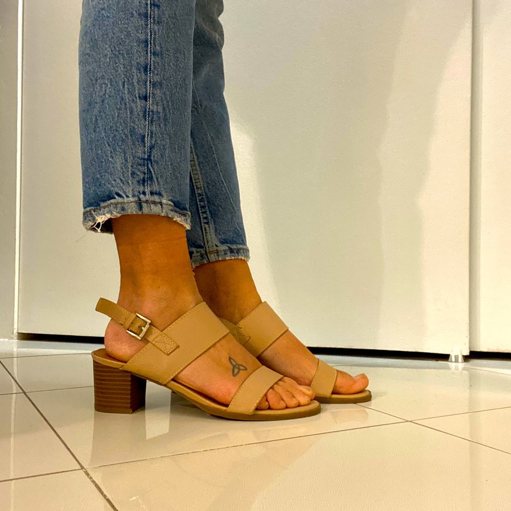 Comfortable strap sandals